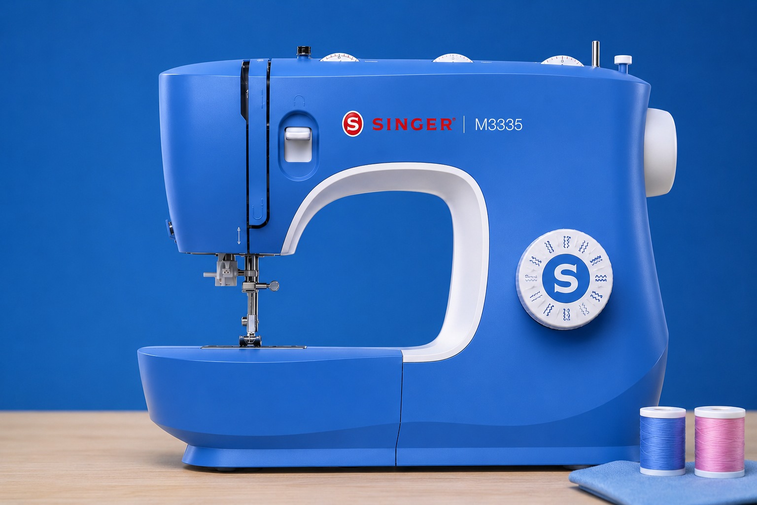 Máquina de costura Singer M3335 Azul sobre fundo branco